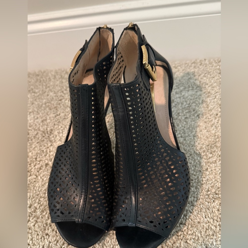 LOUISE ET CIE - Elegant Black Peep-Toe Heels with Gold Hardware - Size 8 - Picture 14 of 15